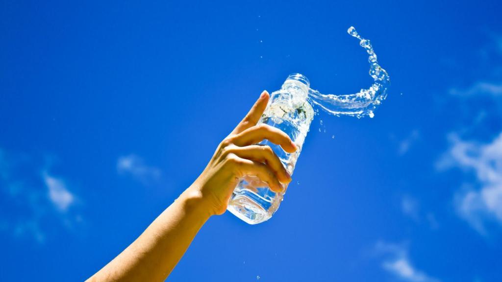 Una botella de agua.