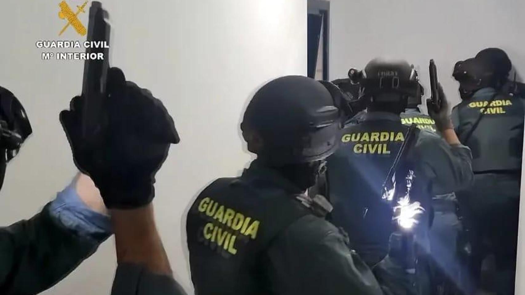 La Guardia Civil, en un registro contra el menudeo de droga en Lora del Río.