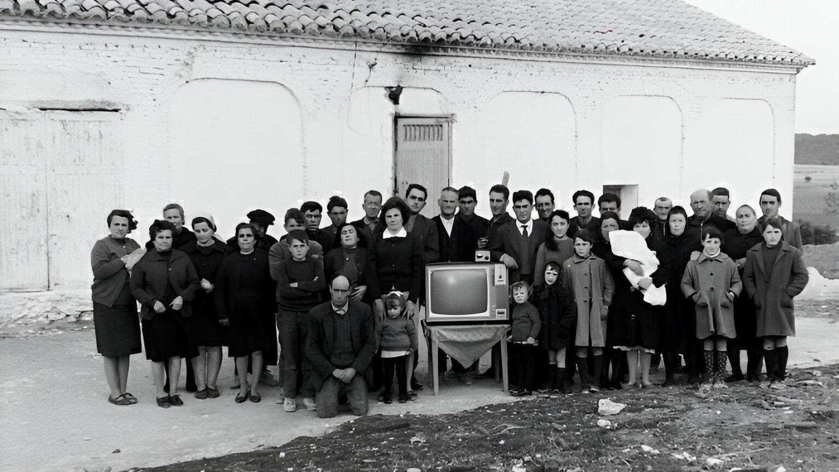 Fotografía de vecinos de Casillas de la Manchuela (Albacete) alrededor de un televisor con motivo de la inauguración del teleclub.