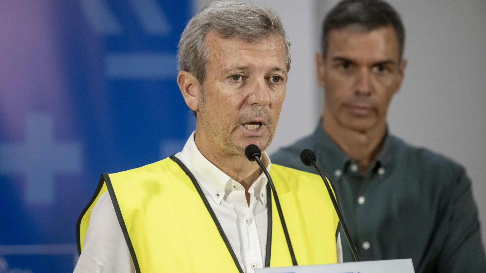 El presidente de la Xunta de Galicia, Alfonso Rueda, y el presidente del Gobierno, Pedro Sánchez, este domingo en Orense.