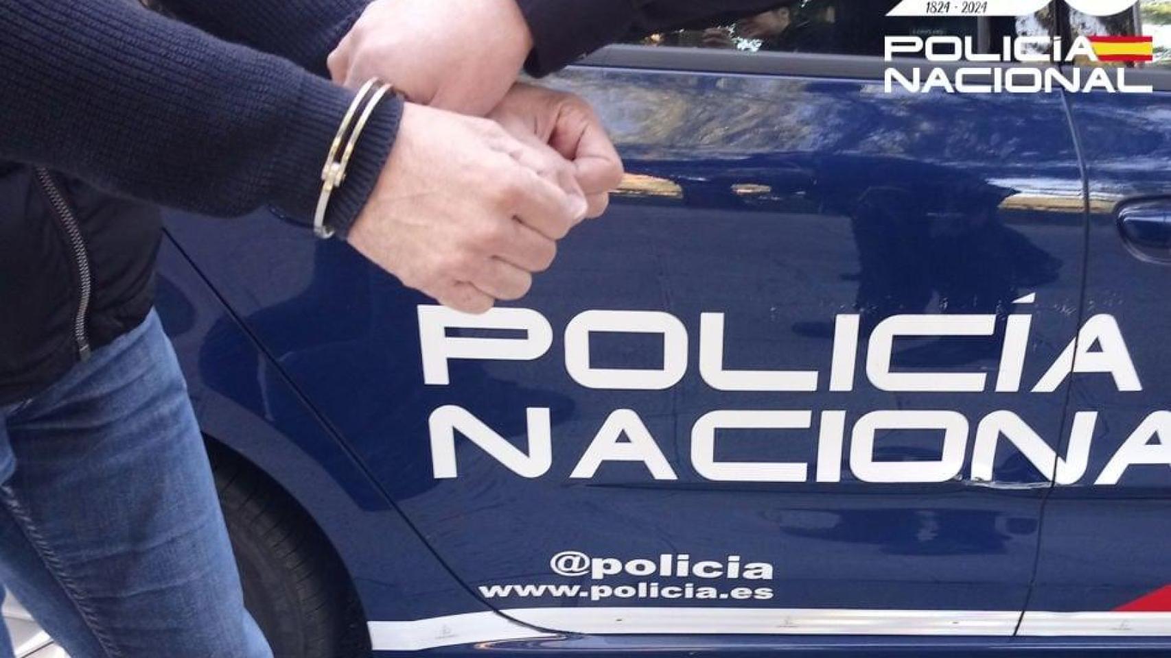 Un hombre siendo detenido por la Policía Nacional