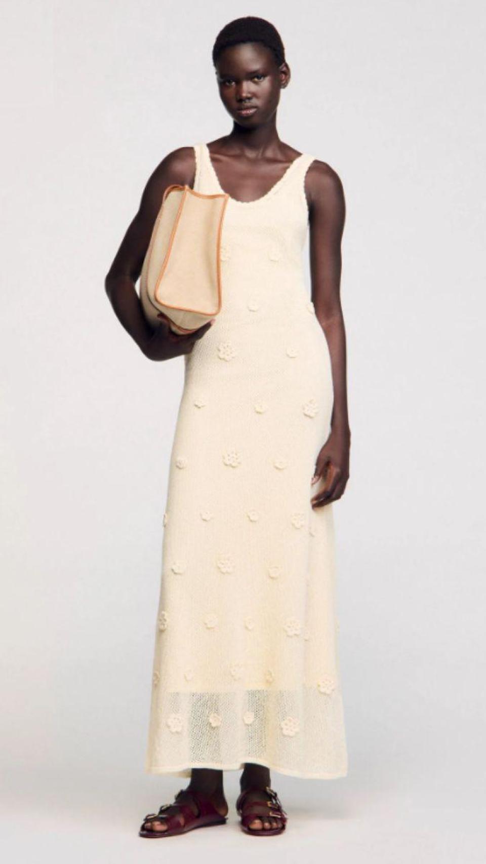 Vestido largo de punto beige para mujer, de Sandro París.