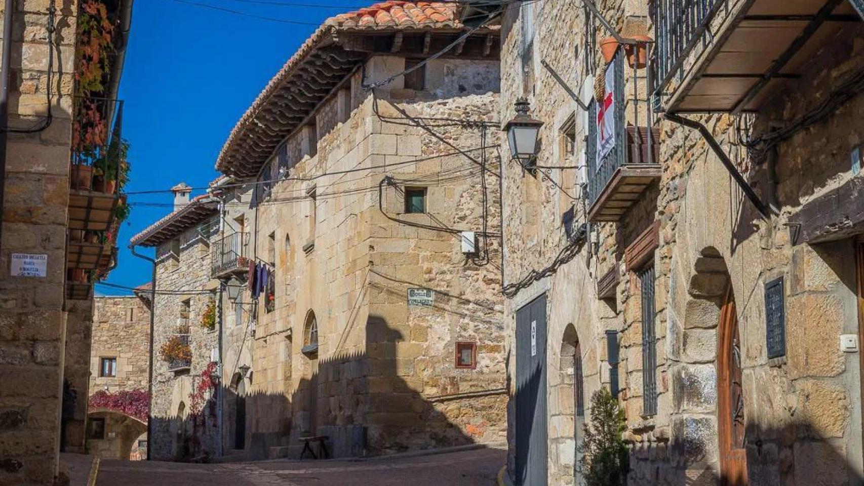 Calles de un pequeño y desconocido pueblo de Puertomingalvo (Teruel).