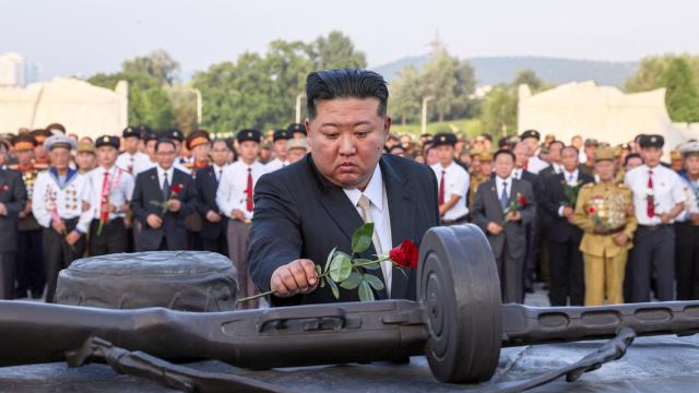 El líder norcoreano Kim Jong-un visita un monumento a los mártires a finales de julio.