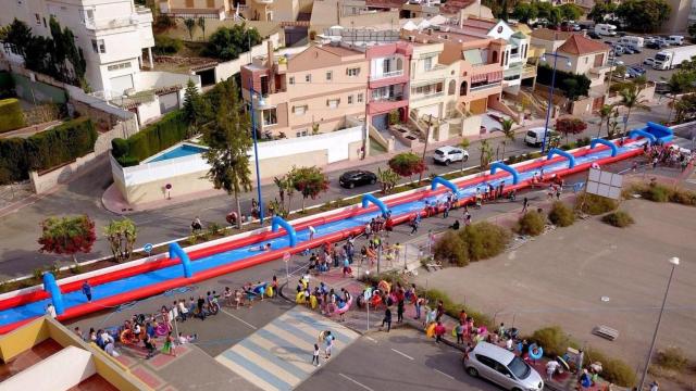 Un gran tobogán acuático de cien metros, nuevo protagonista de las fiestas de Ontinyent. Ayuntamiento Ontinyent