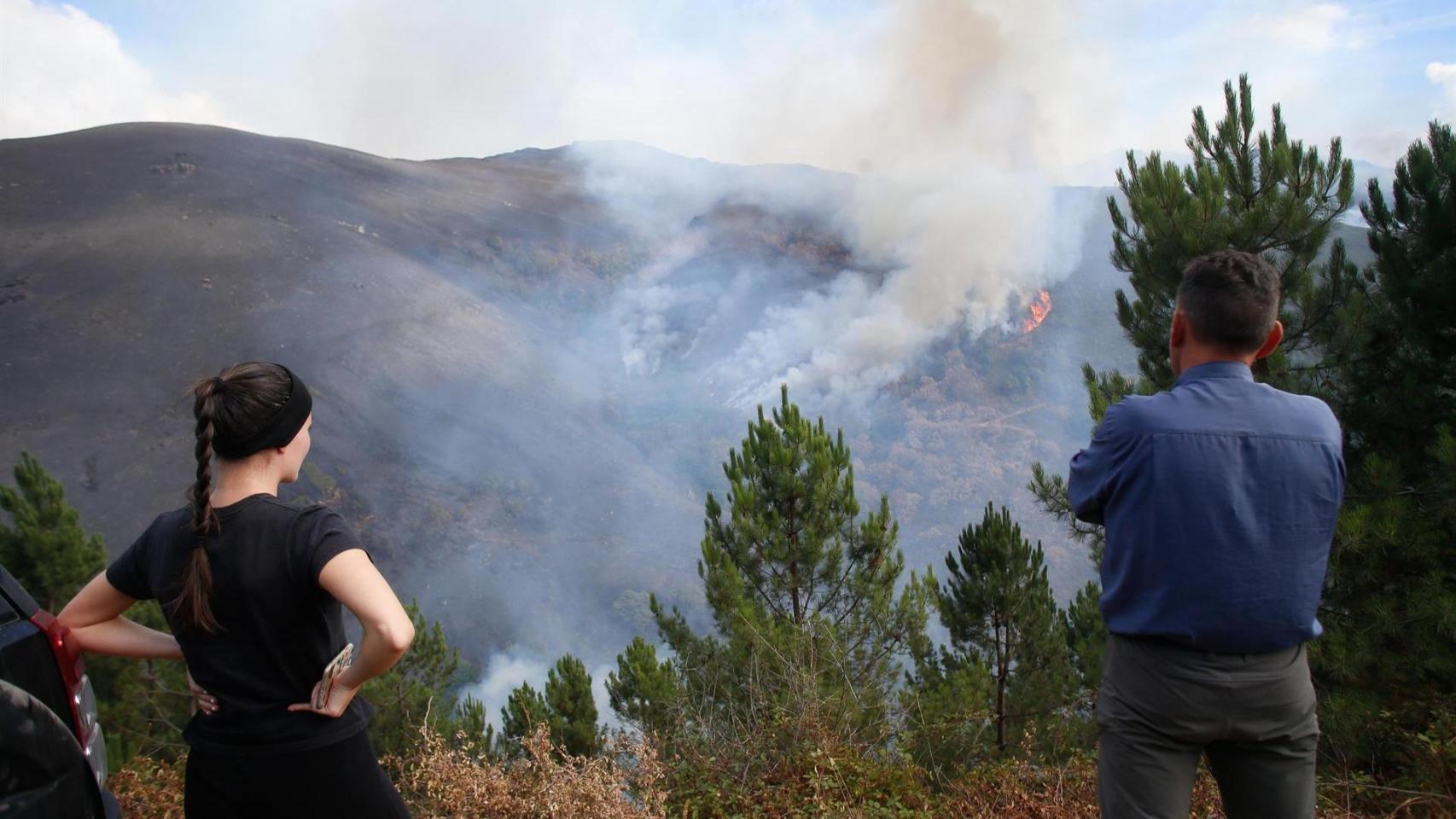 Varias personas observan el incendio, en la sierra de O Courel, a 19 de agosto de 2025, en Quiroga.
