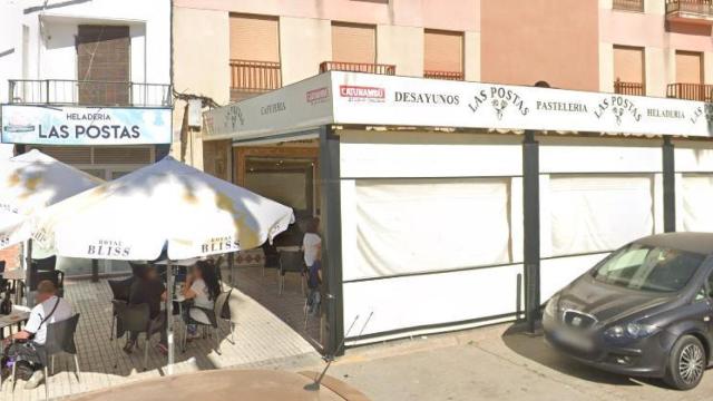 El exterior de la cafetería de Los Palacios quemada por no tener mayonesa.