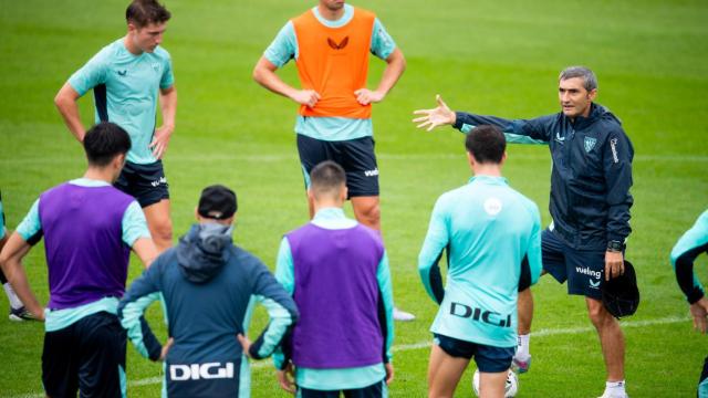 Los futbolistas del Athletic reciben una charla de Valverde.