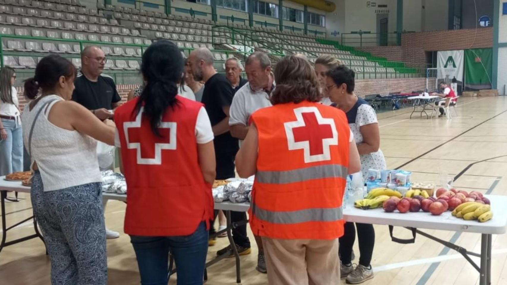 Punto de avituallamiento para los afectados de Cruz Roja en León