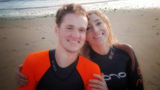 Gala y su hijo Lorenzo nadan contra sus miedos en A Coruña: "El agua era un tema tabú para mí"