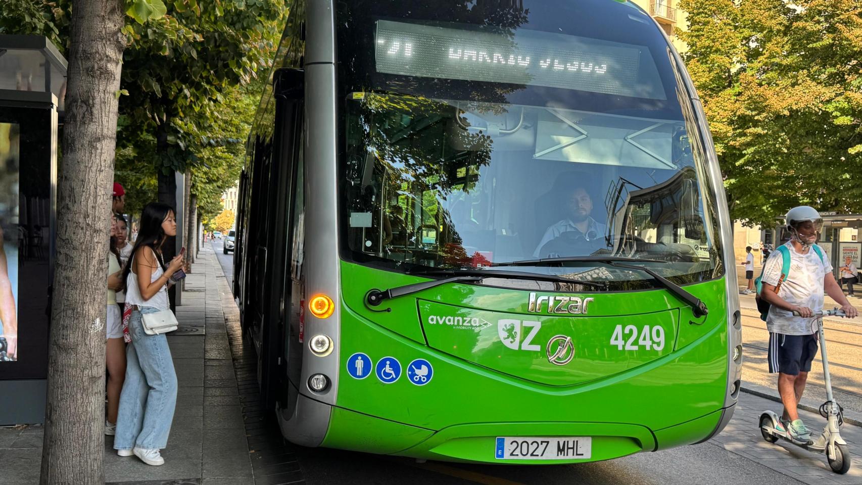 Uno de los buses de la flota de Avanza, este jueves, en el paseo de la Independencia de Zaragoza.