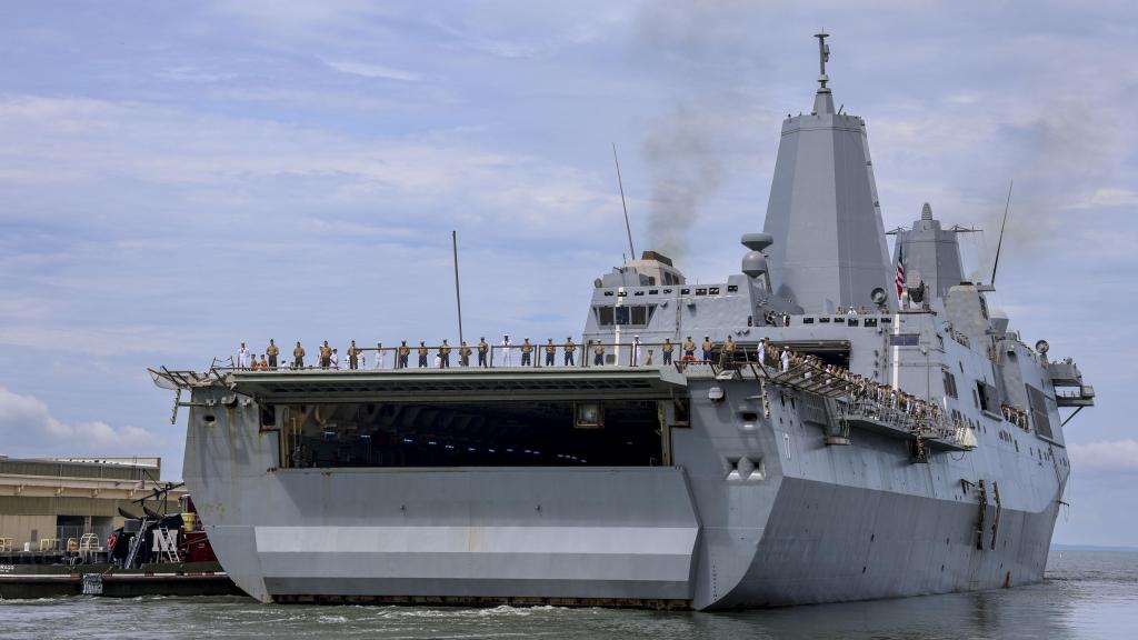 Popa del USS San Antonio, donde se ve el dique inundable