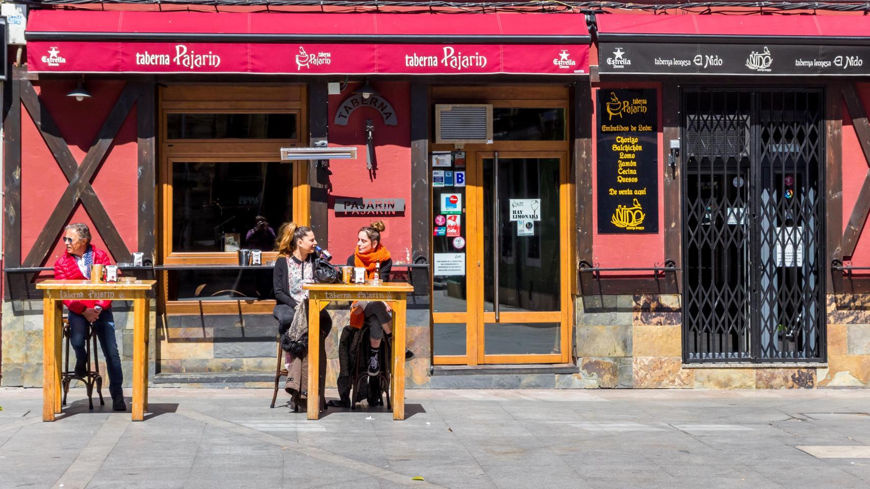 Gente tomando algo en la Taberna Pajarín de León.