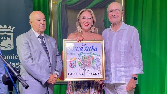 Imagen de Carolina España, en el momento de recibir el Premio La Alcazaba 2025.