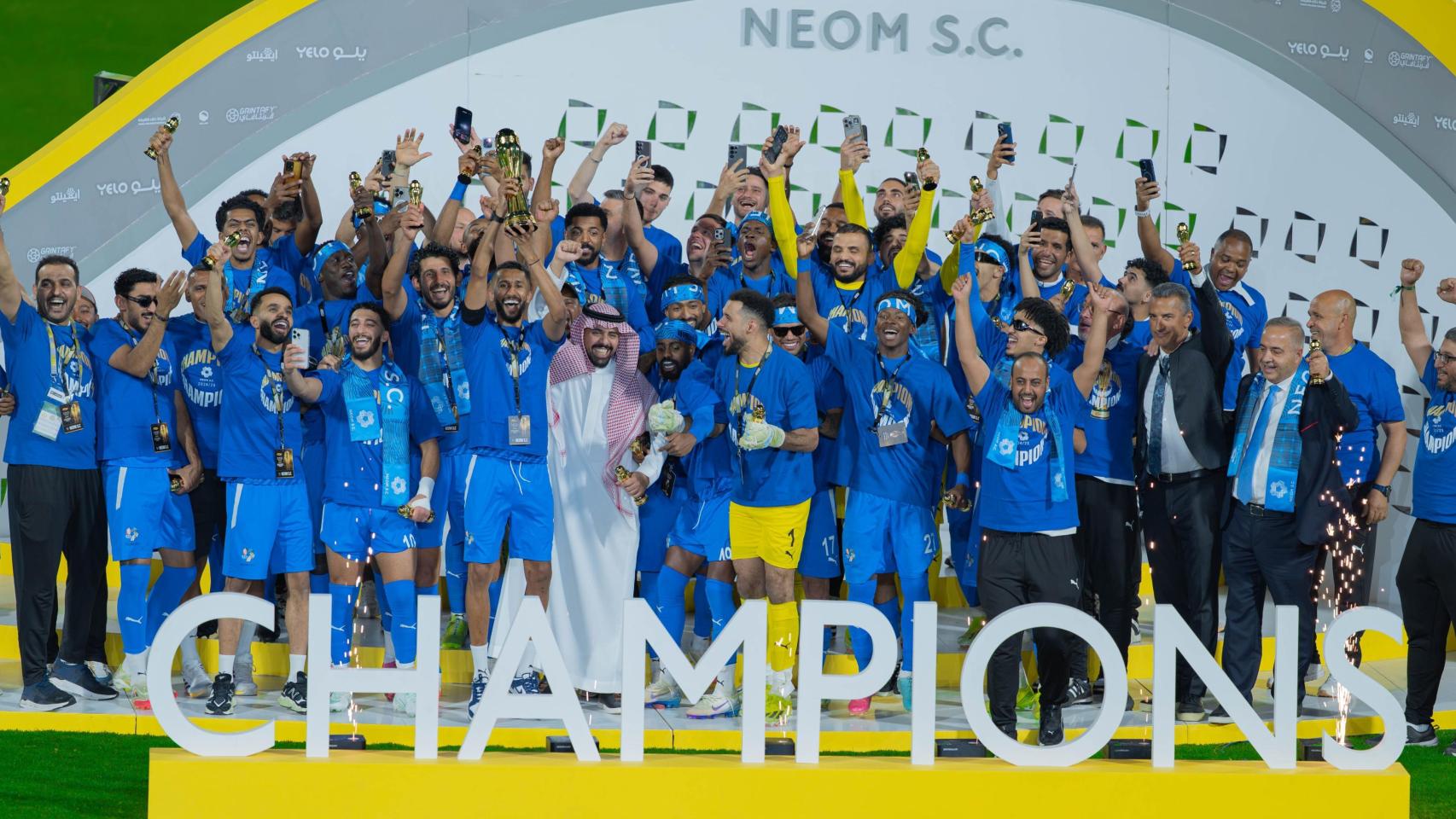 Los futbolistas del Neom SC celebran el título de la segunda división de Arabia Saudí.