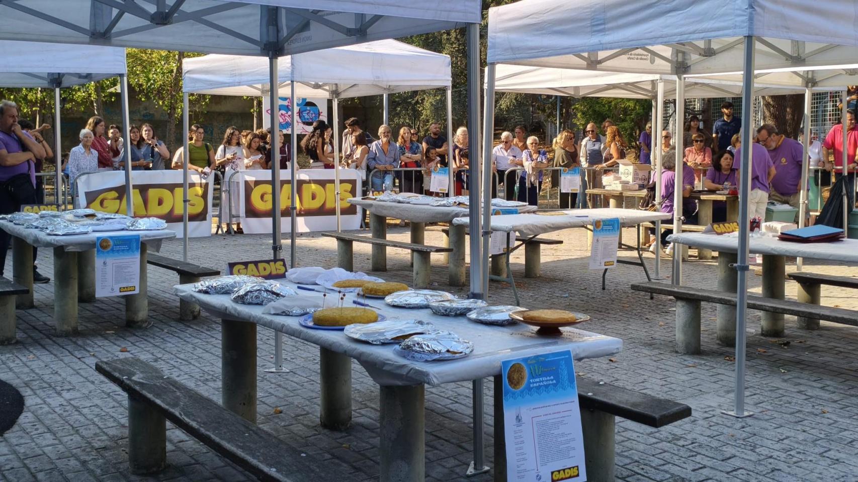 Los vecinos de O Castrillón en A Coruña hacen del concurso de tortilla su cita más sabrosa