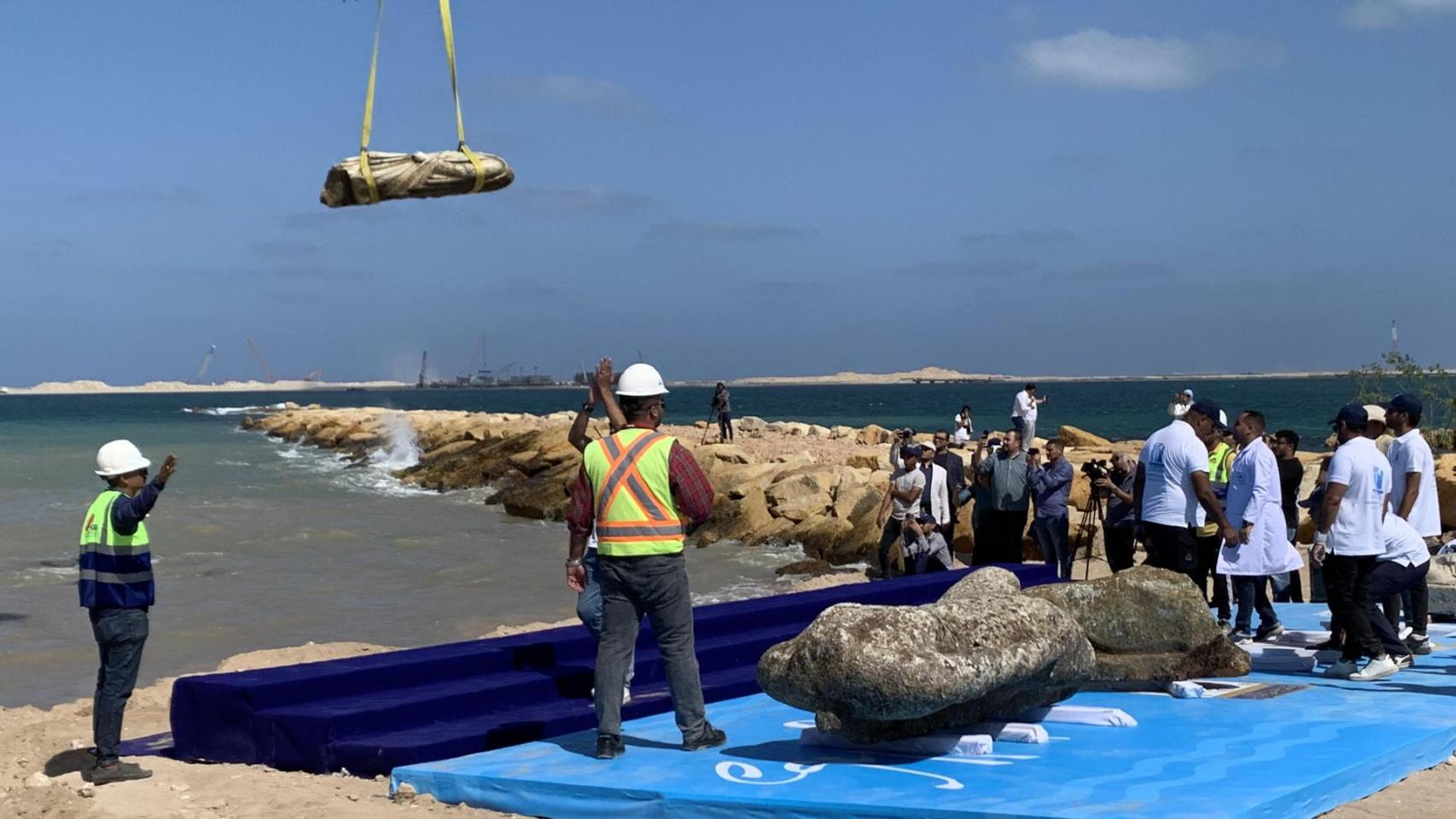 Momento del rescate de una de las piezas sumergidas. Foto: Pablo de Aguinaco / EFE