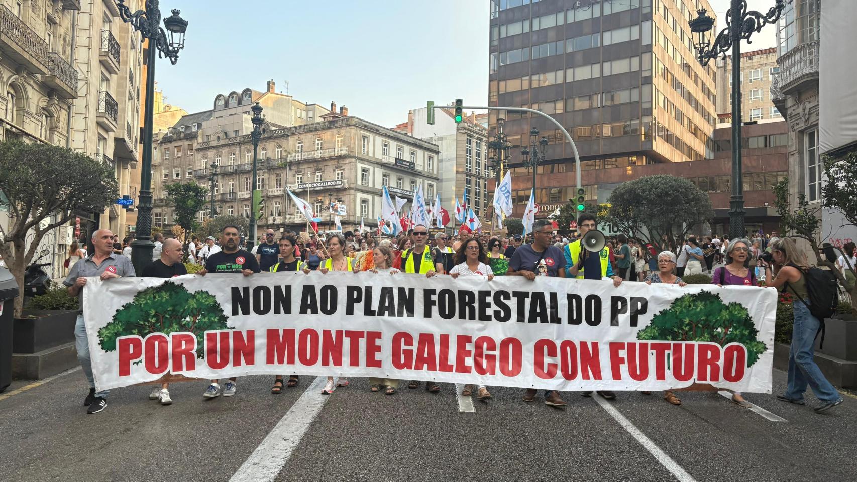 Galicia sale a la calle para clamar contra el fuego: Aquí sabemos que los incendios se apagan en invierno