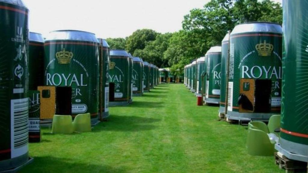 Cuentan con dos pisos. En el primer nivel, hay una especie de salón y, en el superior, está el dormitorio.