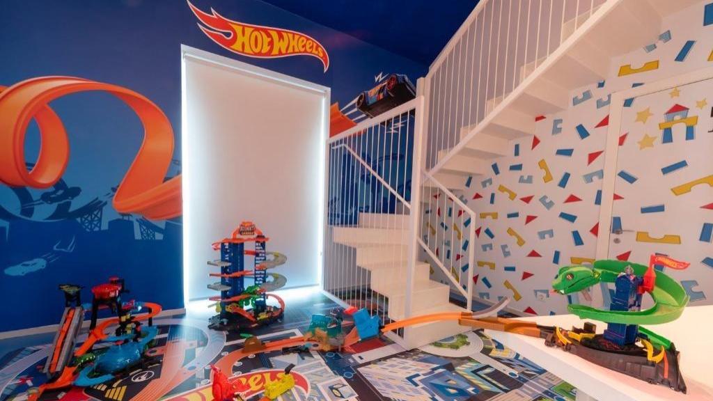 Está situado en el centro de la localidad alicantina de Ibi, a 10 minutos en coche de Alcoy y a 45 minutos del aeropuerto de Alicante.