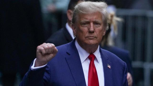 Donald Trump saluda a sus seguidores en Manhattan, enero de 2024.