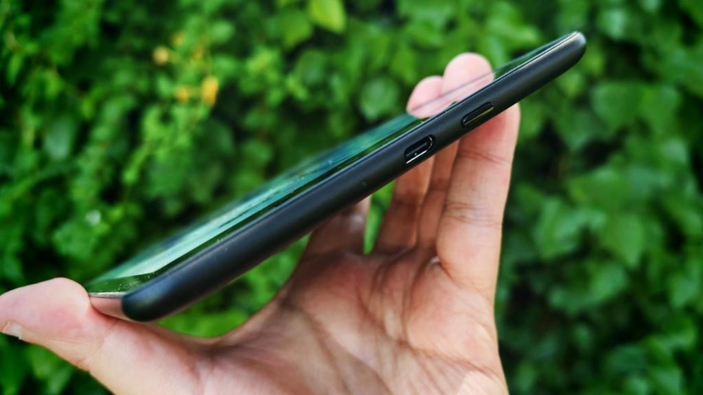 La zona inferior del Kindle Colorsoft con el botón de encendido y el puerto USB-C