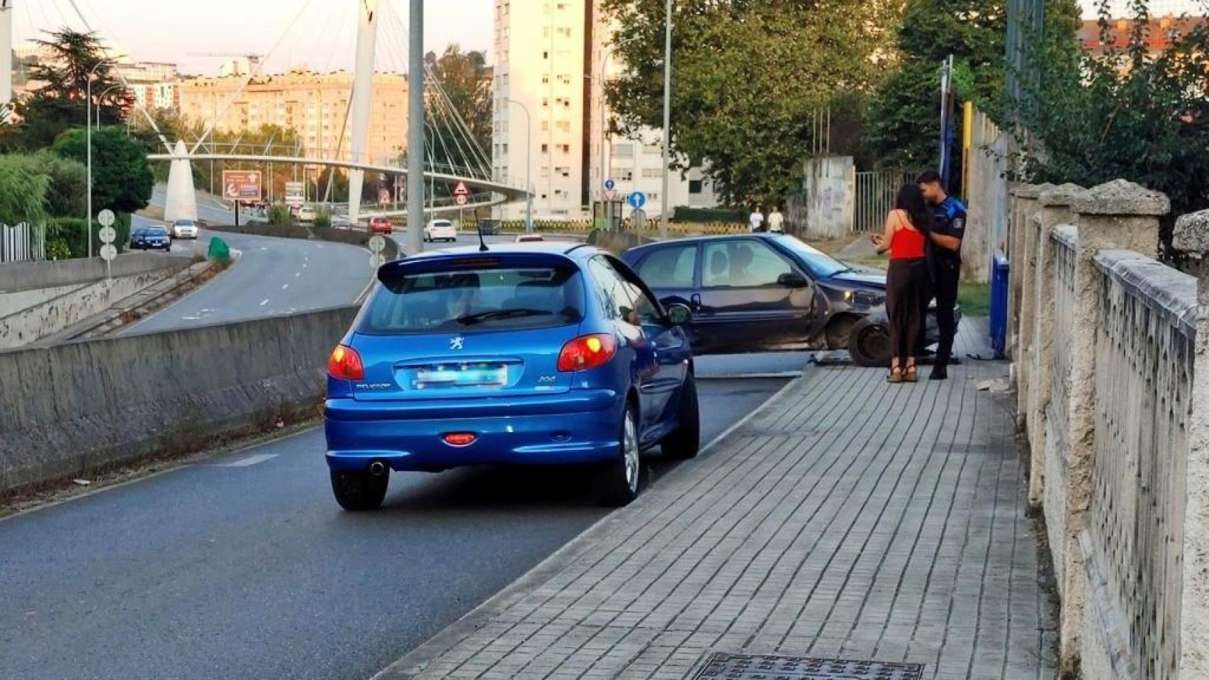 Un coche se empotra contra un muro en A Coruña sin causar heridos