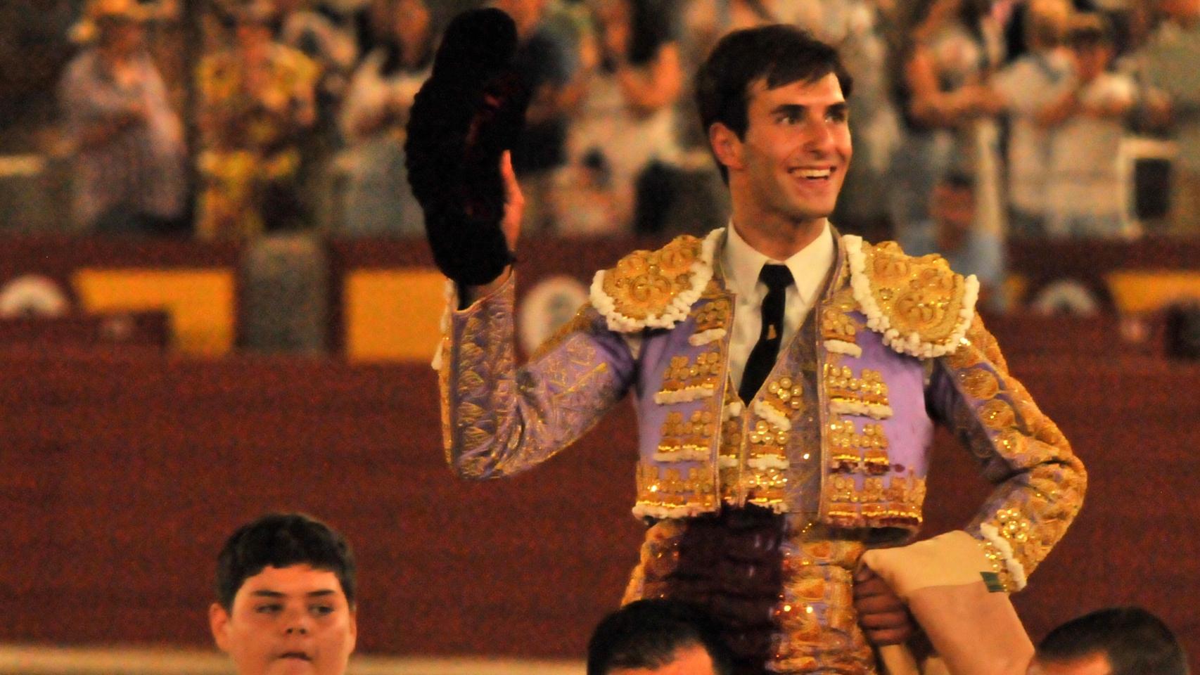 Samuel Navalón, a hombros dando la vuelta al ruedo en la plaza de Ciudad Real.