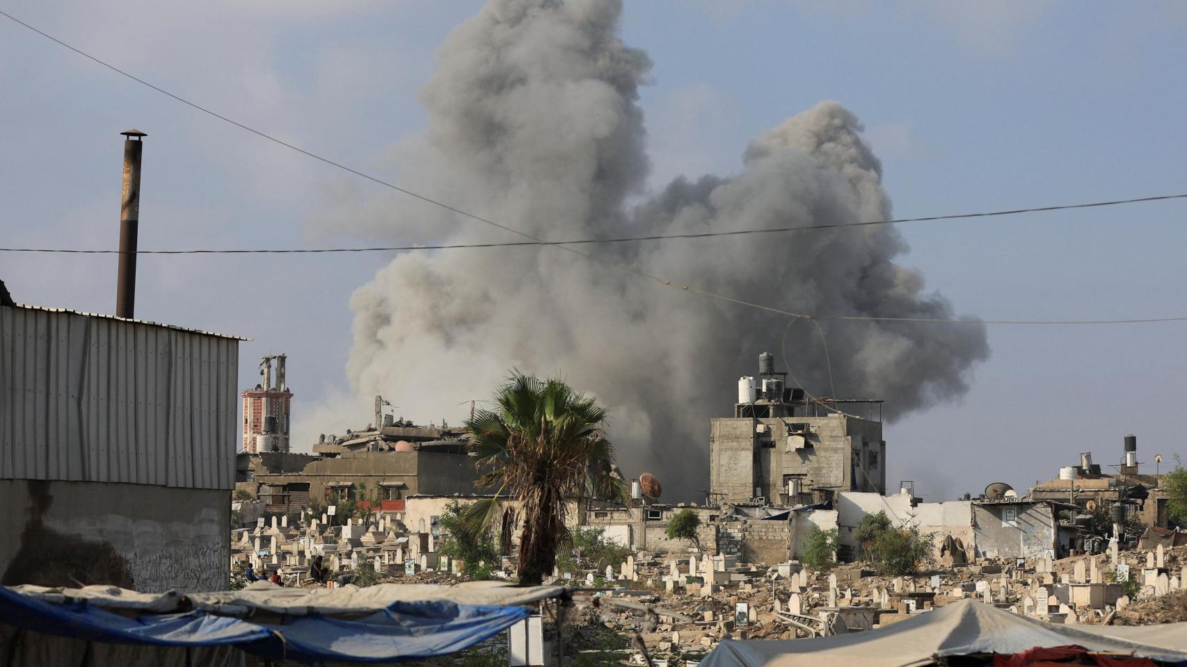 Una columna de humo se eleva sobre Ciudad de Gaza este jueves durante un bombardeo del Ejército de Israel.