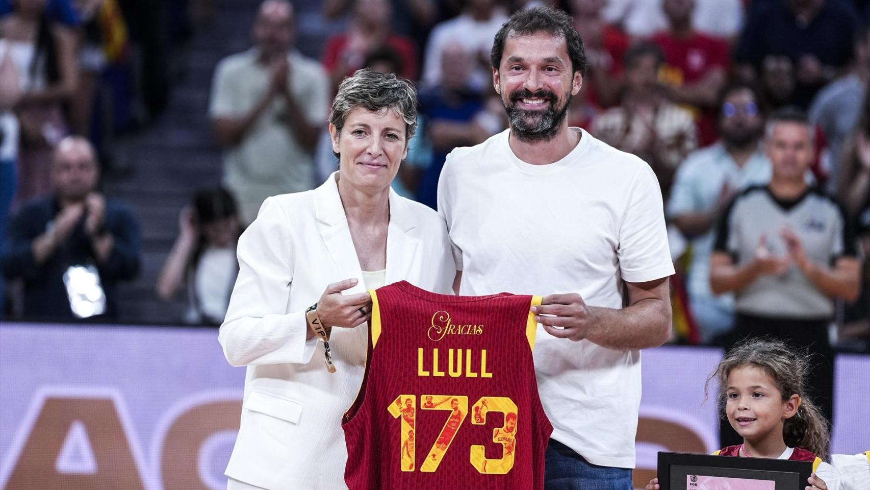 Sergio Llull, junto con Elisa Aguilar en la previa del partido ante Alemania.