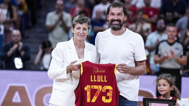 Sergio Llull, junto con Elisa Aguilar en la previa del partido ante Alemania.