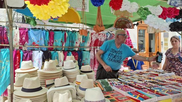 Paco trabajando en su puesto en calle Larios durante la Feria de Málaga.