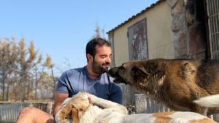 Andrés Santiago, veterinario, con sus dos perros rescatado del incendio de Toledo.