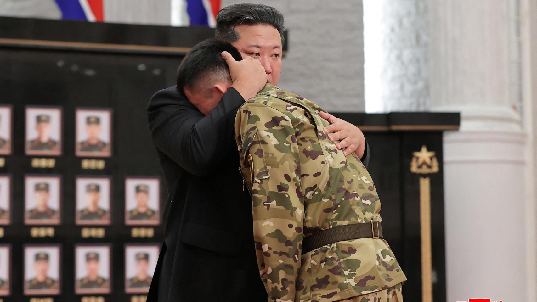 El presidente norcoreano Kim Jong-un abraza a un soldado mientras asiste a una ceremonia de reconocimiento nacional para las tropas que combaten en Ucrania.
