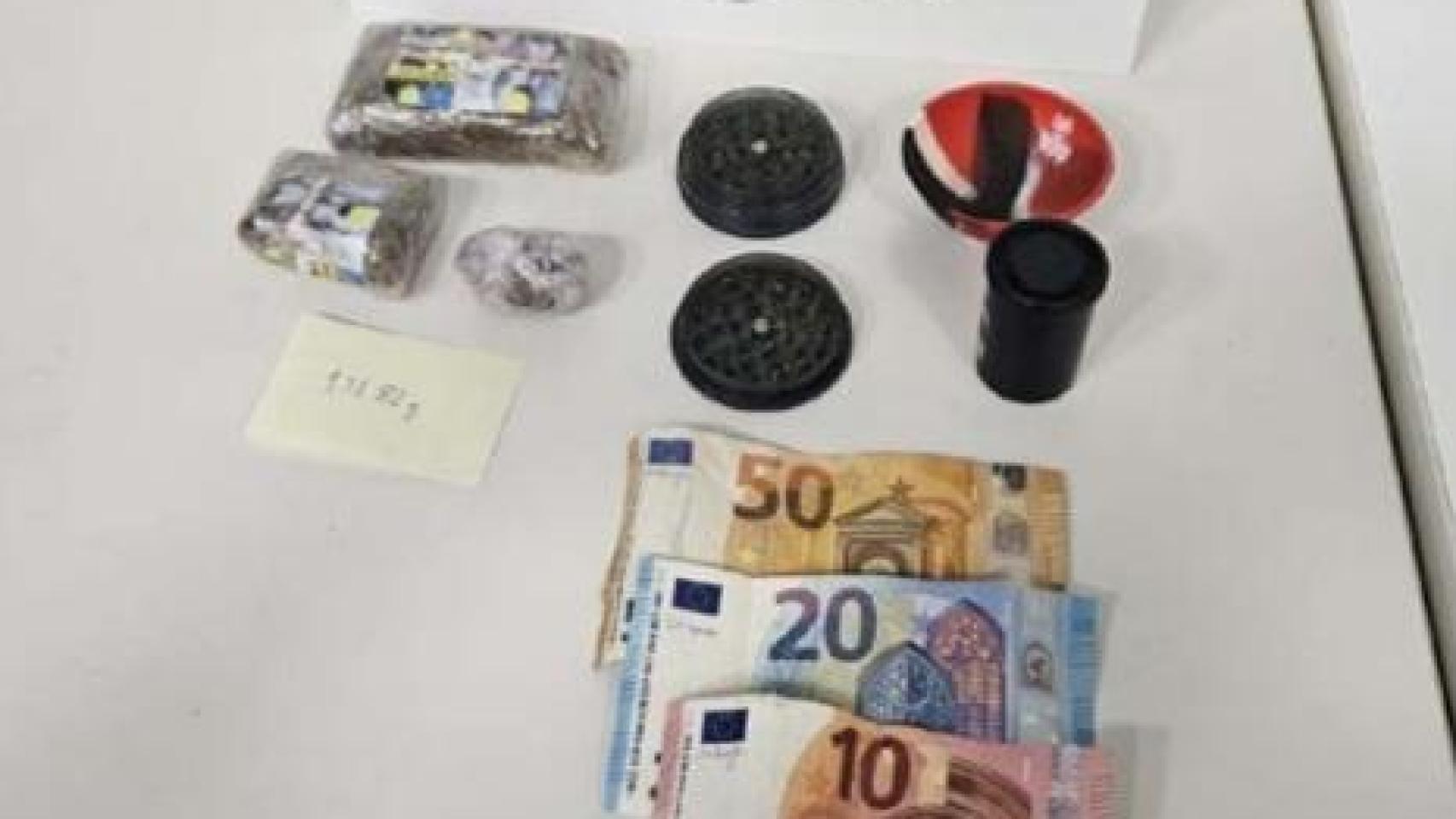 Droga y dinero incautados a los jóvenes detenidos en Laguna de Duero