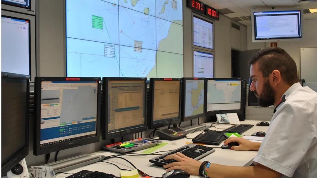 Personal del COVAM monitorizando embarcaciones