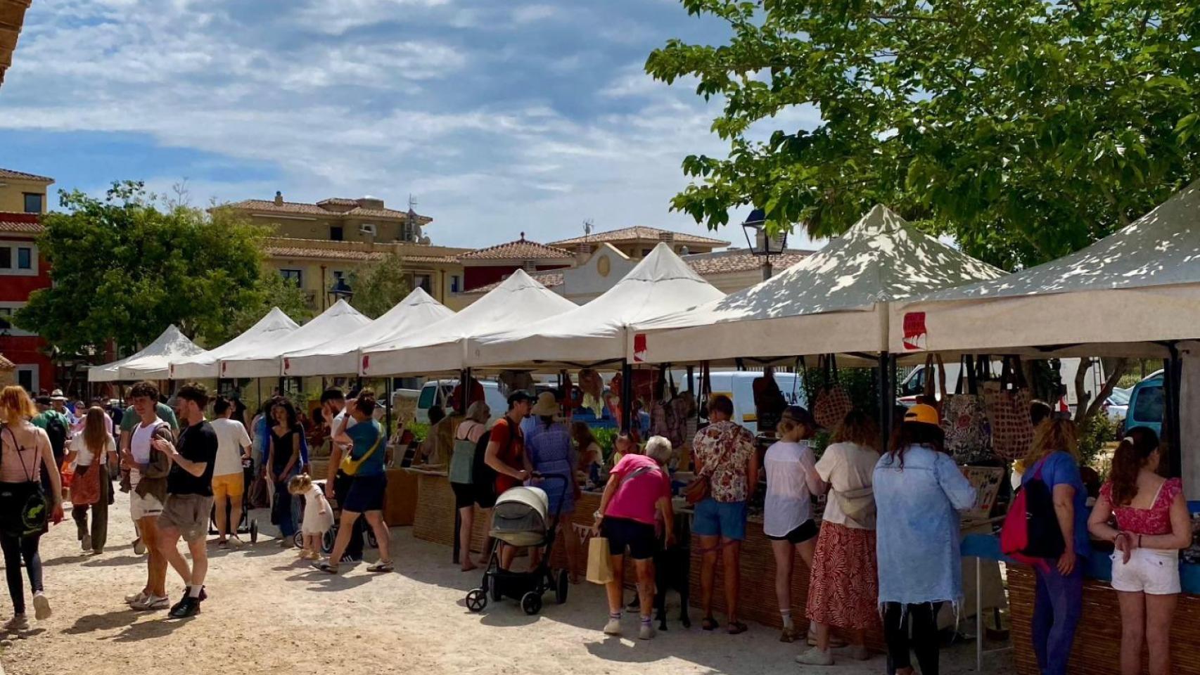 Algunos clientes del mercat del Riurau