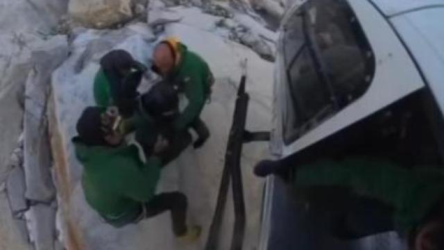 Momento en el que fueron rescatados por la Guardia Civil.