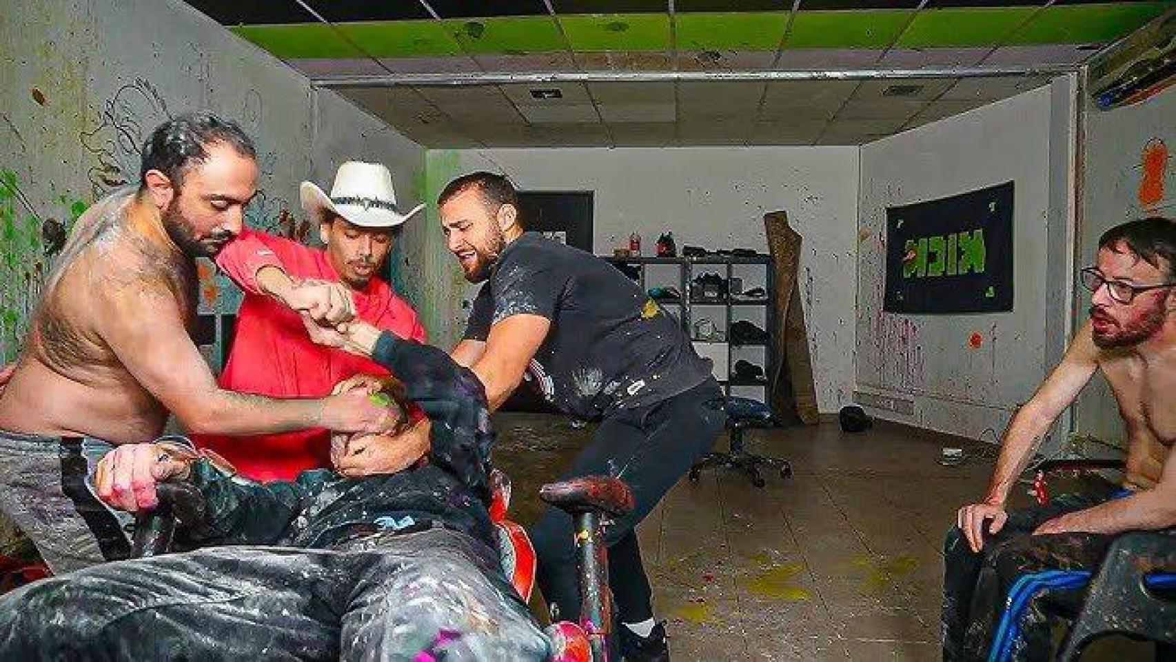 Raphaël Graven sufriendo una paliza en uno de sus directos.