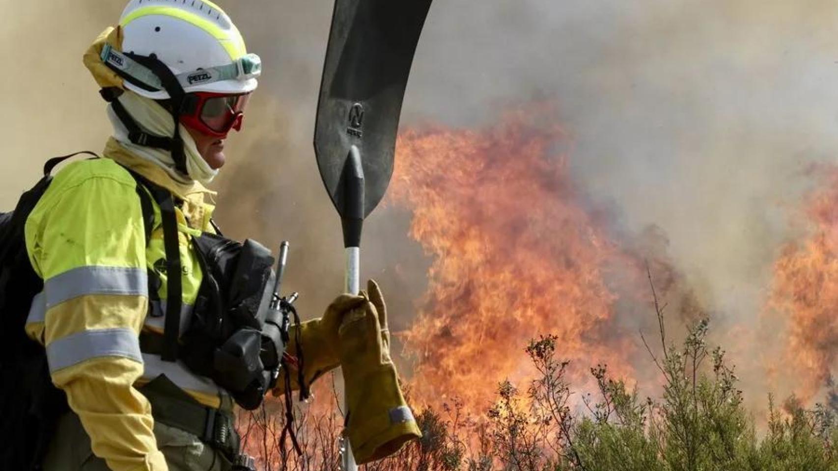 Un bombero en un incendio forestal.  EFE/Mariam A