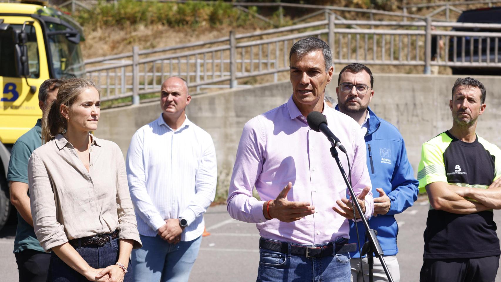 El presidente del Gobierno, Pedro Sánchez, acompañado por la directora de Protección Civil, Virginia Barcones, durante la visita al Puesto de Mando Avanzado de los incendios de Somiedo y Cangas del Narcea, en Asturias.