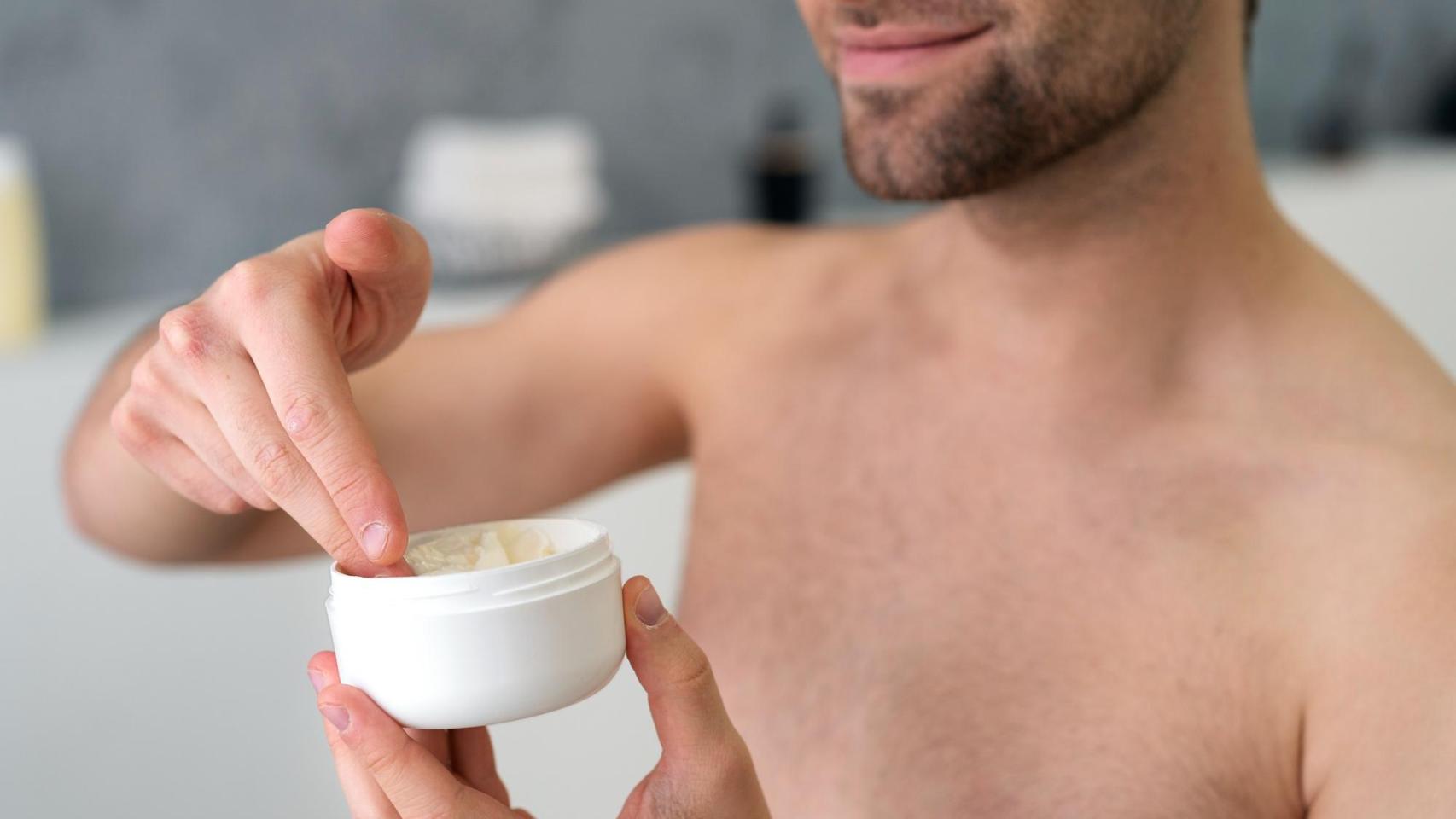 Hombre haciendo su rutina de cuidado personal.