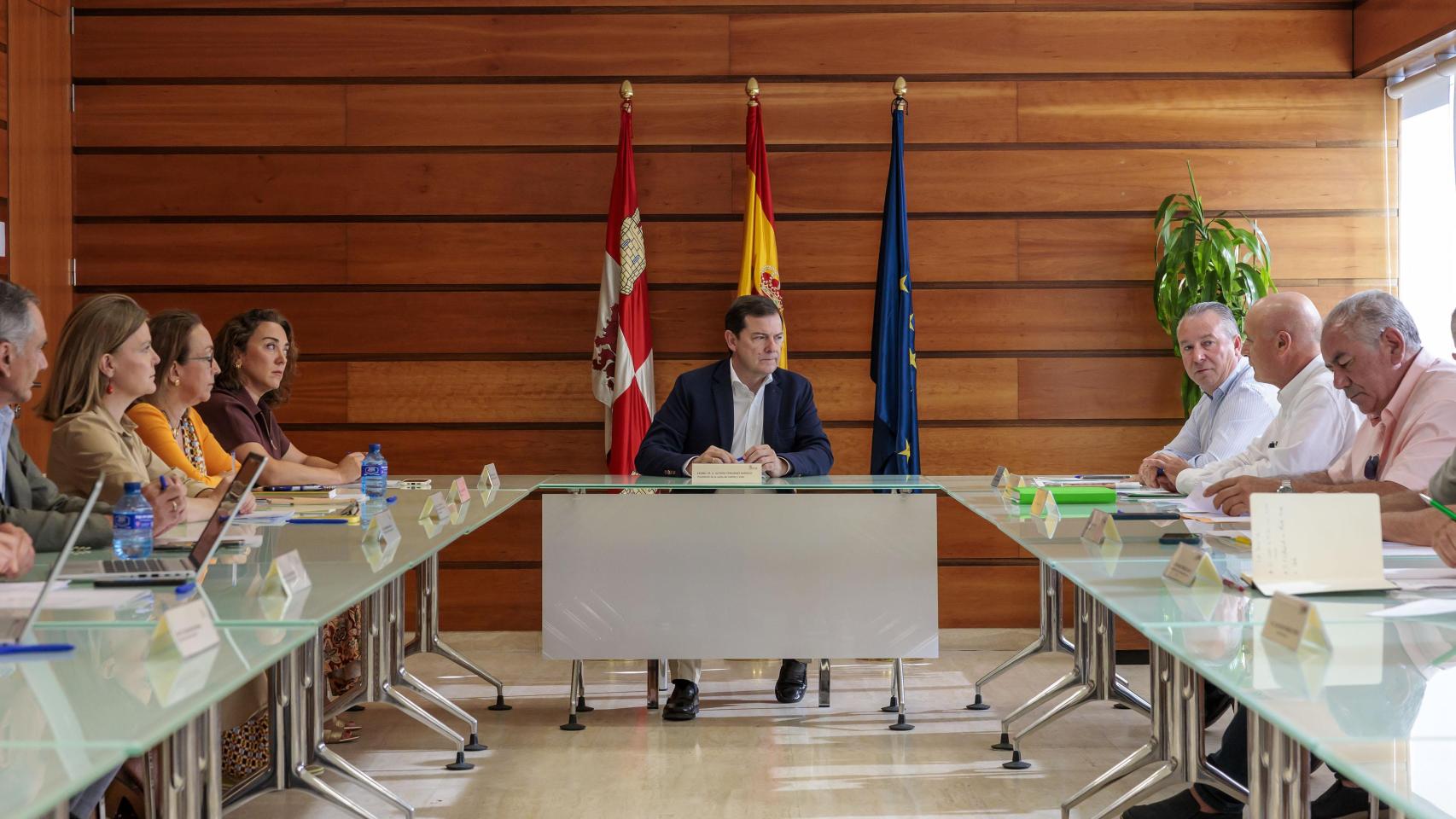 El presidente de la Junta, Alfonso Fernández Mañueco, mantiene una reunión con Organizaciones Profesionales Agrarias