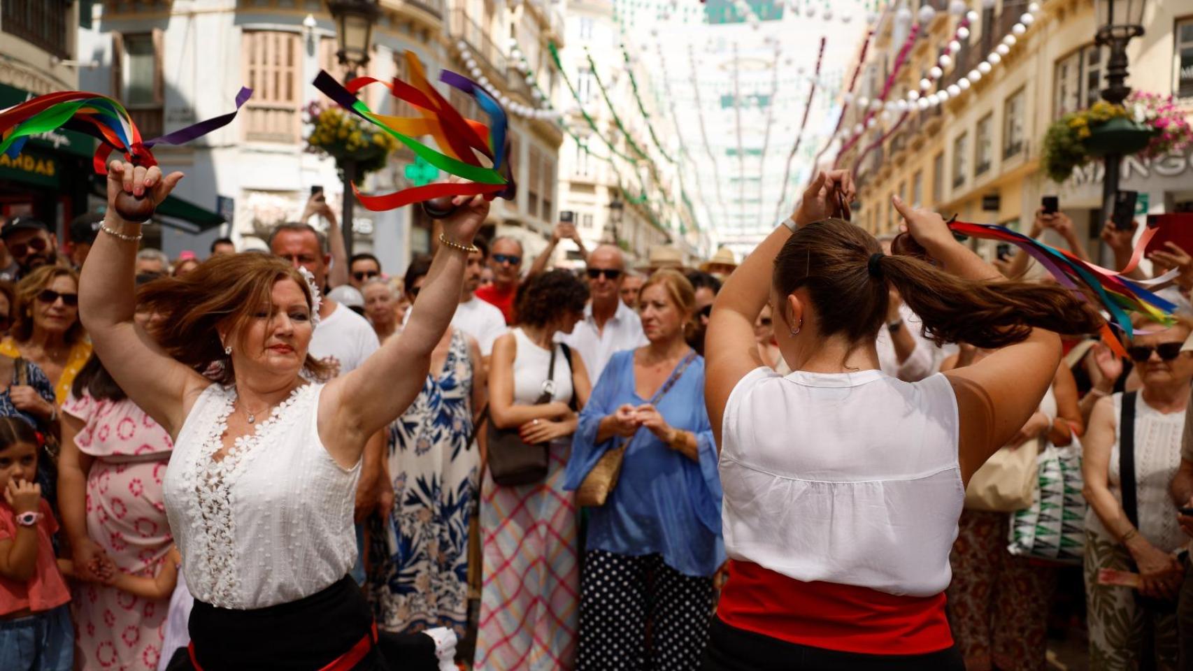 Dos mujeres bailando verdiales en la Feria del Centro de Málaga.