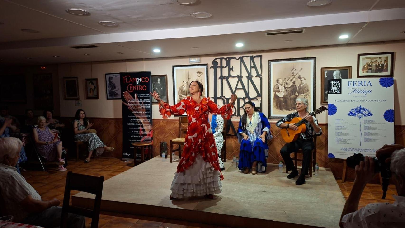 Actuación del grupo 'Seguiriyas' en la Peña Juan Breva durante la Feria de Málaga.