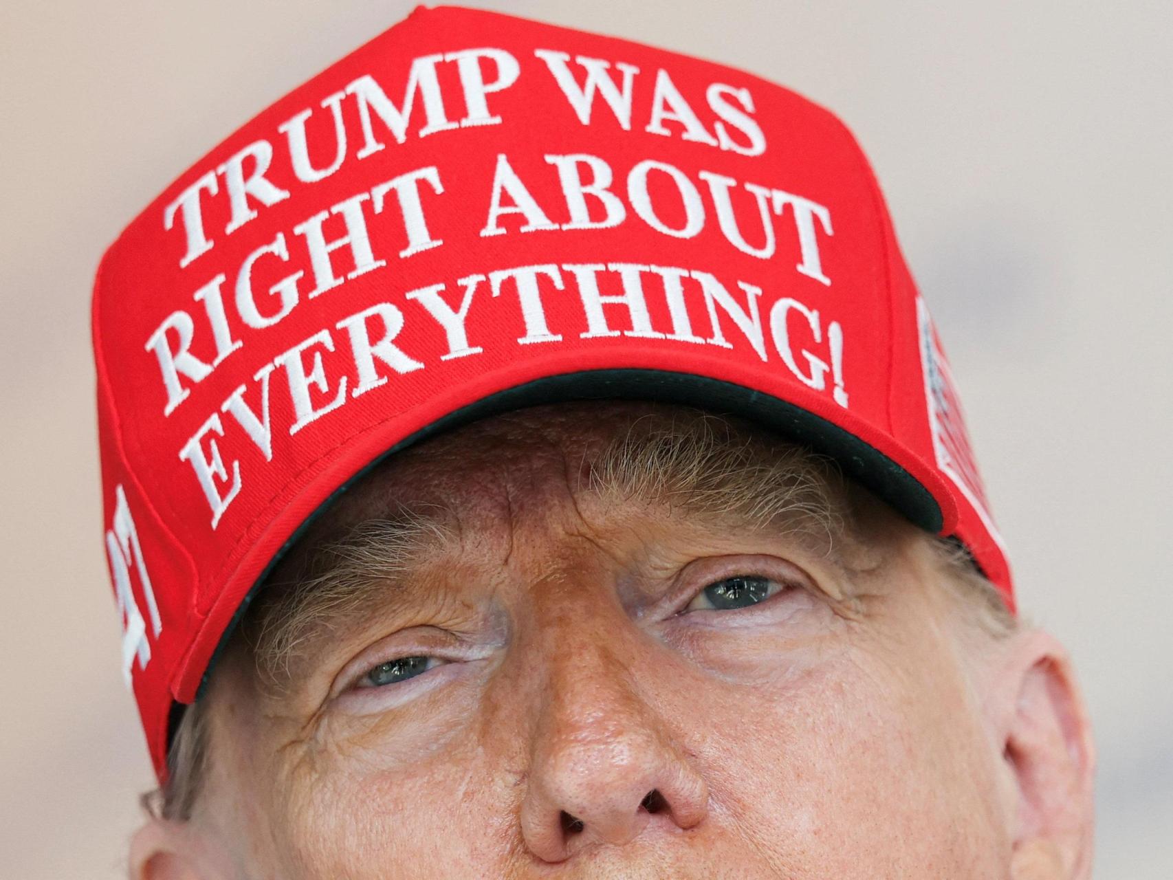 Trump luce una gorra con la leyenda ¡Trump tenía razón en todo! durante su visita al museo The People's House: A White House Experience.