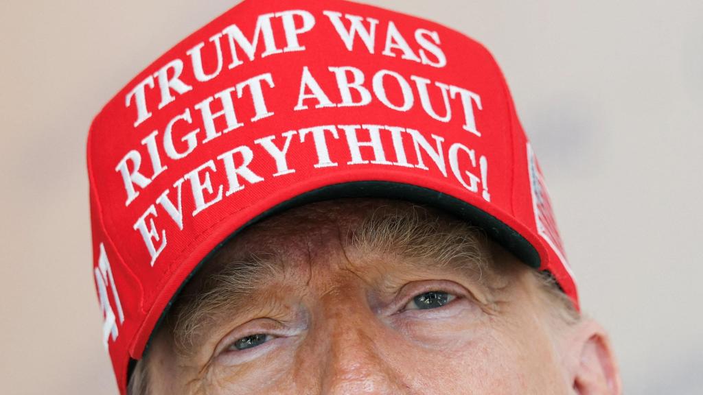 Trump luce una gorra con la leyenda ¡Trump tenía razón en todo!.