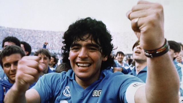 Diego Maradona celebra el título liguero con el Nápoles.