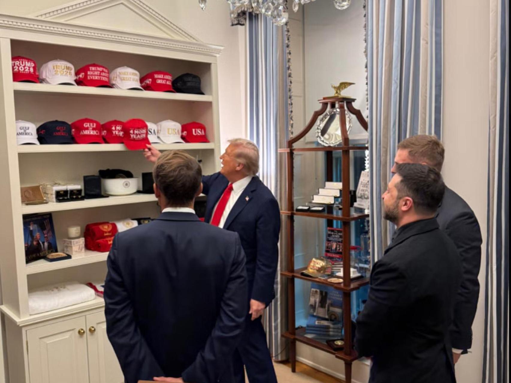 Foto de Trump mostrando su mercancía a Macron y Zelenski tras su reunión en la Casa Blanca.