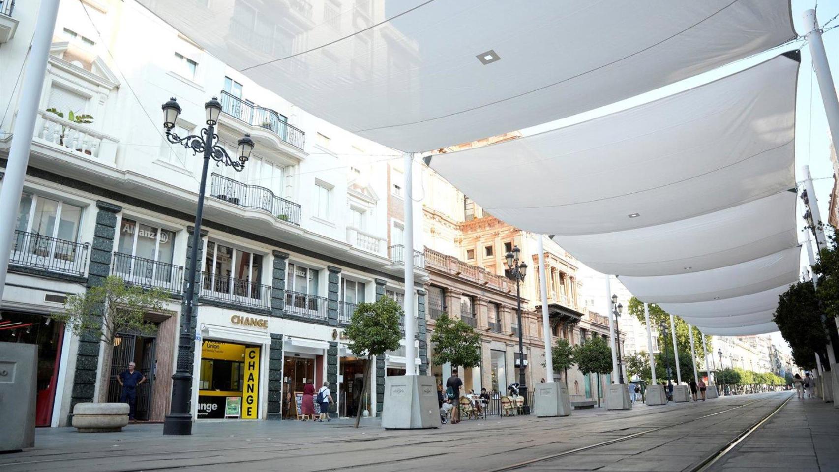 La Avenida de la Constitución con toldos.